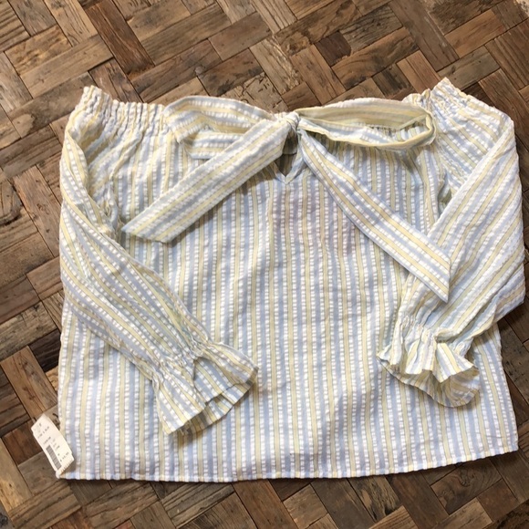 Listicle NWT off shoulder seersucker top. Size M - Picture 6 of 8